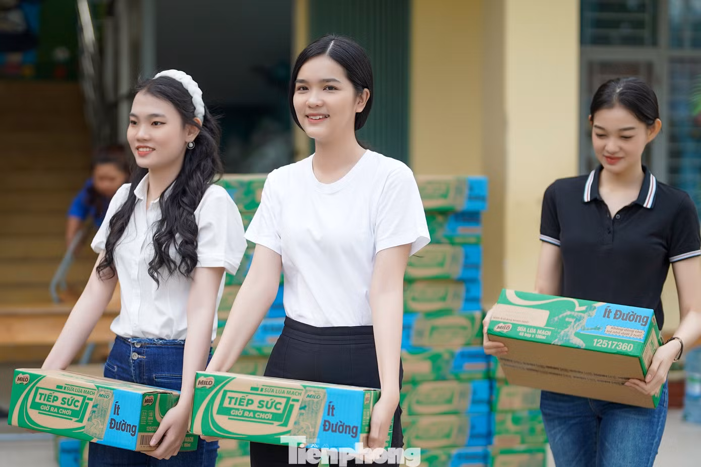 Các người đẹp với nụ cười thân thiện đang hỗ trợ chuẩn quà cho chương trình. (Ảnh: Phạm Nguyễn)