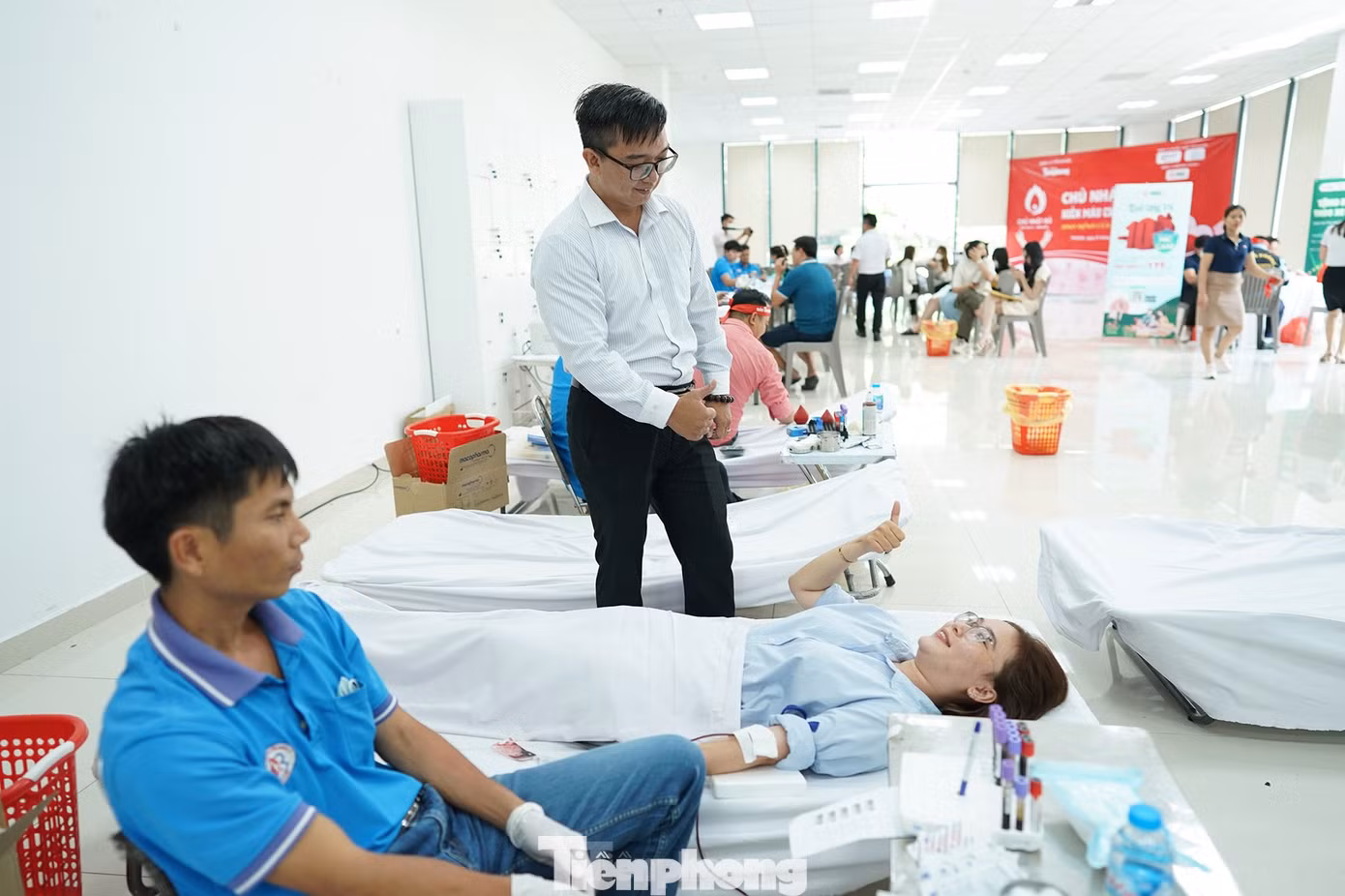 "Phong trào hiến máu “Chủ nhật Đỏ” của báo Tiền Phong rất ý nghĩa, chúng tôi nhiệt liệt hưởng ứng. Để triển khai, BQL toà nhà Cityland Park Hills đã thông báo đến các cư dân cũng như thời gian, địa điểm. Chúng tôi tận dụng tất cả các kênh truyền thông để gửi thông báo đến tất cả mọi người. BQL liên tục phát loa thông tin chương trình. Sáng nay, có khoảng 15 thành viên BQL tham gia. Đáng lẽ còn có thể nhiều hơn thế nhưng các thành viên khác không tham gia được do vướng lịch công tác", ông Trần Quang Vinh (đang đứng), Trưởng BQL KDC Cityland Park Hills chia sẻ. (Ảnh: Phạm Nguyễn)