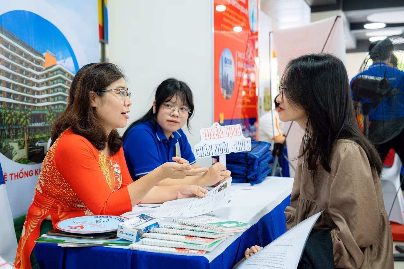 Sinh viên tham dự ứng tuyển các vị trí thực tập sinh tại các công ty tuyển dụng trong Ngày hội.