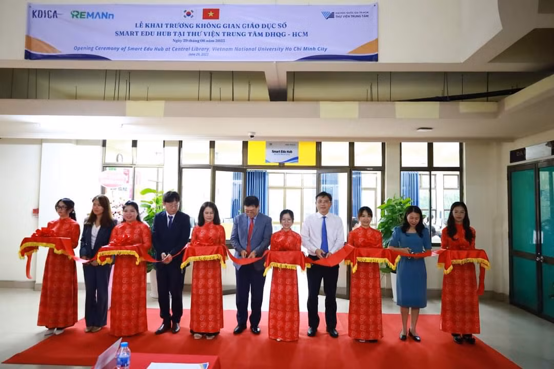 "Không gian giáo dục số Smart Edu Hub" tại Thư viện Trung tâm ĐHQG TP. HCM được khánh thành. (Ảnh: ĐHQG TP. HCM) "Không gian giáo dục số Smart Edu Hub" tại Thư viện Trung tâm ĐHQG TP. HCM được khánh thành. (Ảnh: ĐHQG TP. HCM)