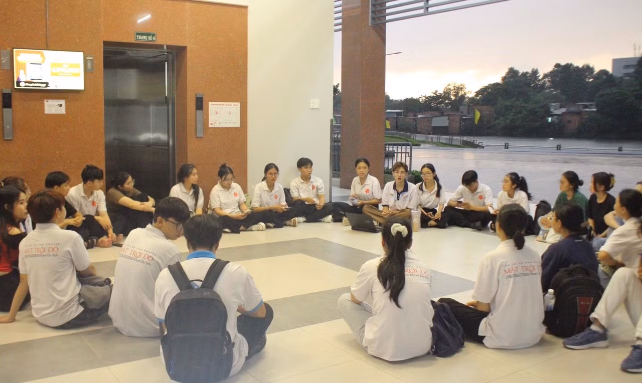 CLB Tình nguyện Mặt Trời Đỏ tổ chức tập huấn kỹ năng cho các thành viên trước ngày tổ chức chương trình “Trăng sáng non cao”.