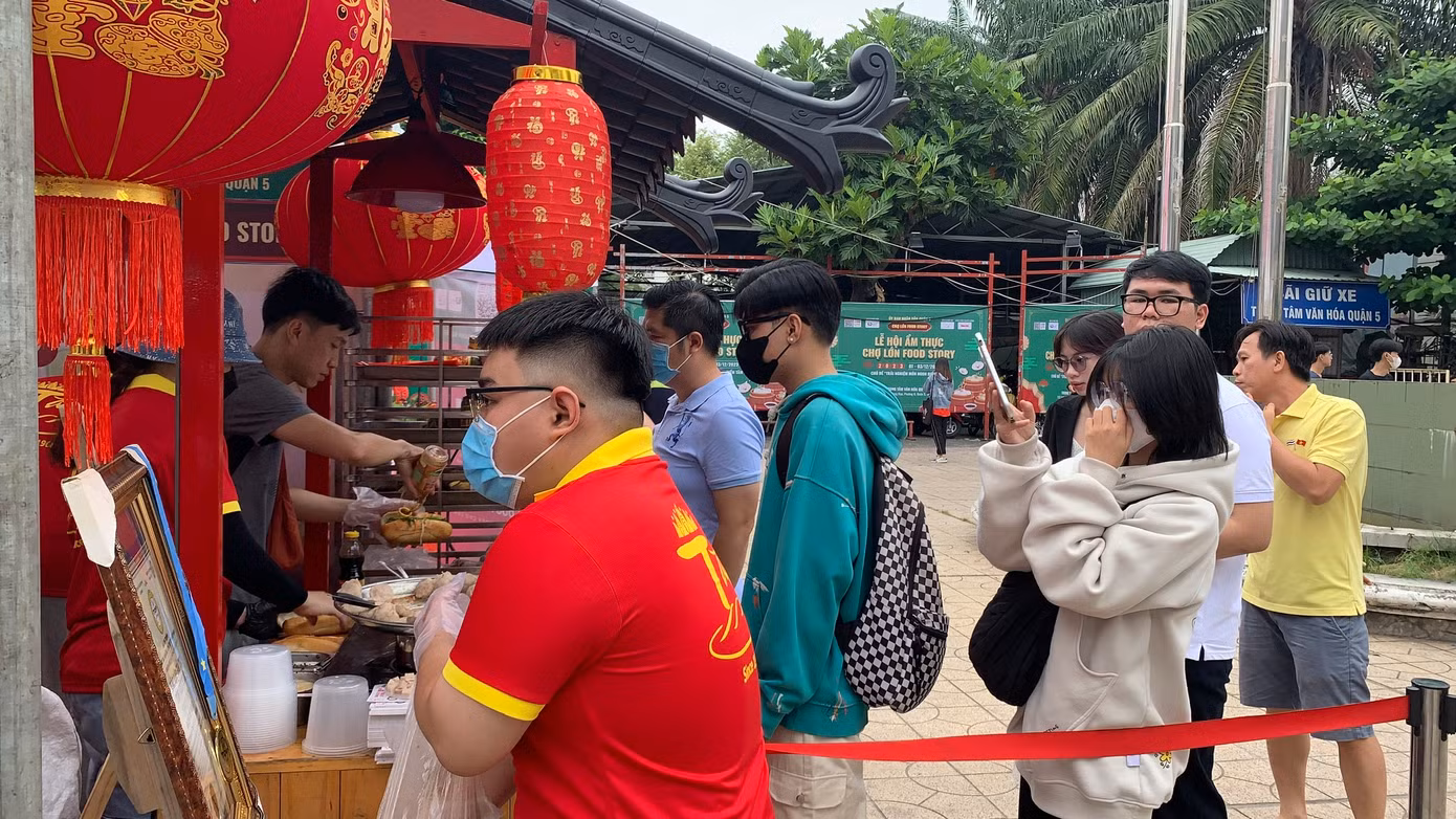 Dòng người xếp hàng chờ trải nghiệm món bánh mì xíu mại tại gian hàng Bánh mì Tăng.