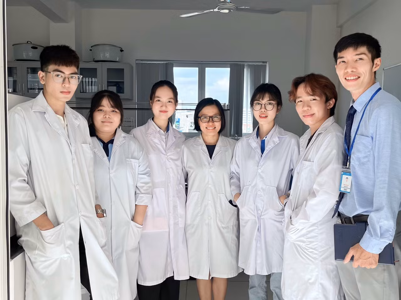 Nhóm nghiên cứu cùng hai cố vấn của dự án LOTUSLEEP. (Ảnh: NVCC)