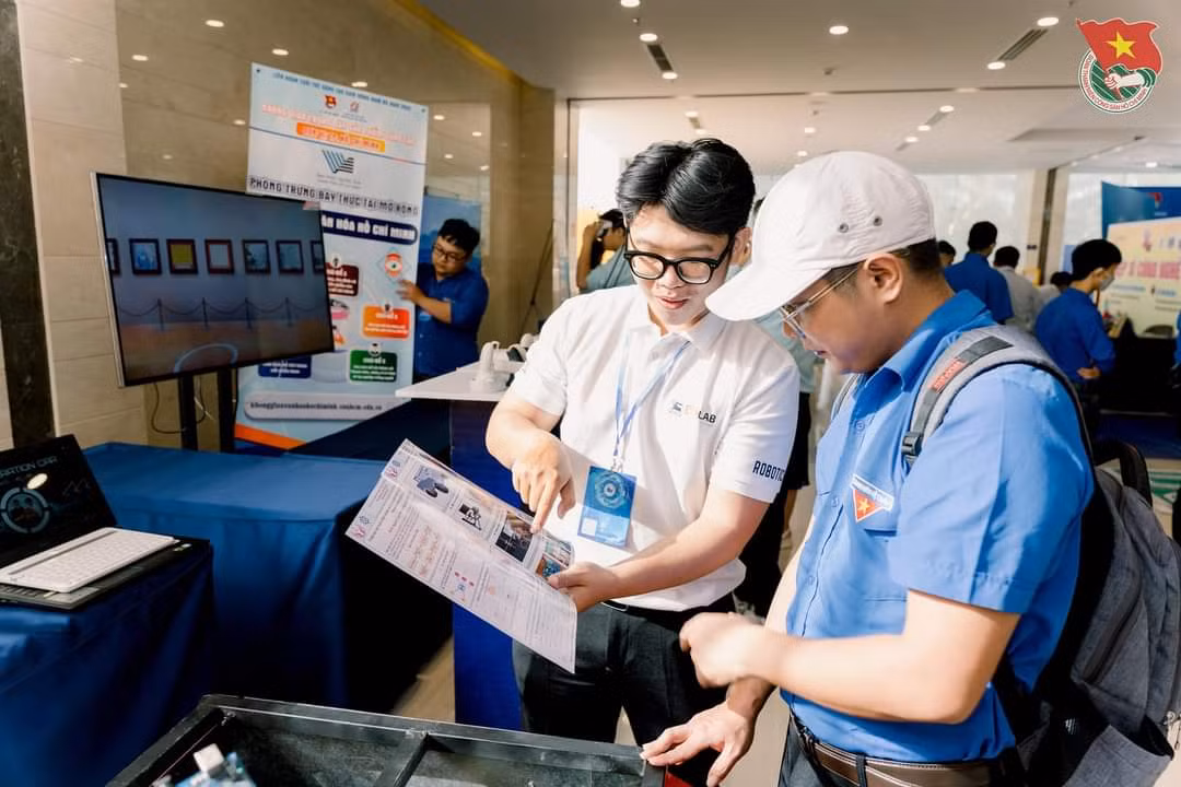 Đoàn viên, thanh niên tham quan các mô hình sáng tạo tại Liên hoan. (Ảnh: TLTĐ)