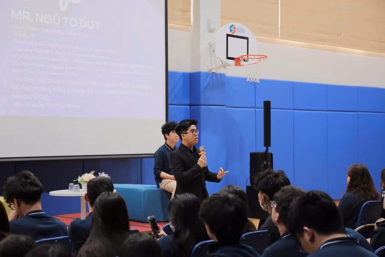 Duy làm diễn giả, truyền cảm hứng học tiếng Anh cho các bạn trẻ trong một chương trình tại Hải Phòng, diễn ra 10/3 mới đây. Duy làm diễn giả, truyền cảm hứng học tiếng Anh cho các bạn trẻ trong một chương trình tại Hải Phòng, diễn ra 10/3 mới đây.