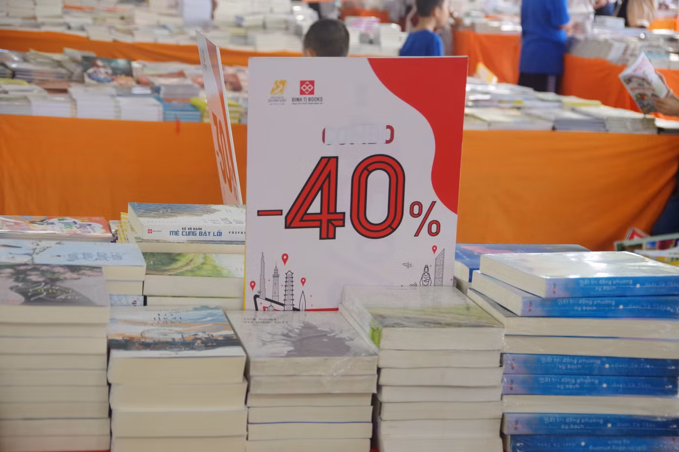 Nhiều đầu sách còn được giảm đến 40%.