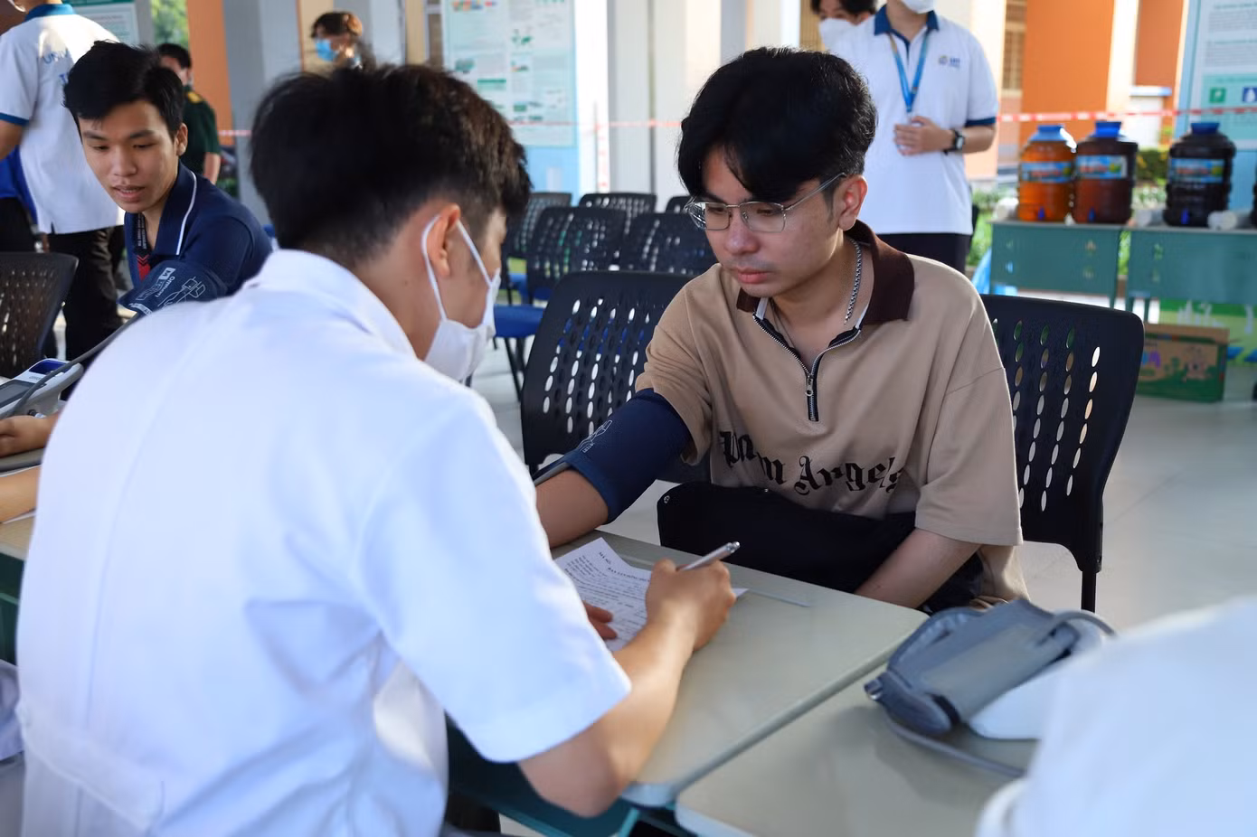 Sinh viên được khám sàng lọc và tư vấn đầy đủ trước khi tham gia hiến máu.