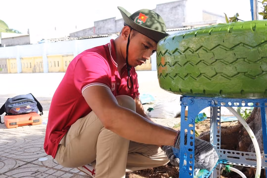 Thanh niên tình nguyện TP. HCM đang thực hiện lắp đặt bồn rửa tay bằng lốp xe.