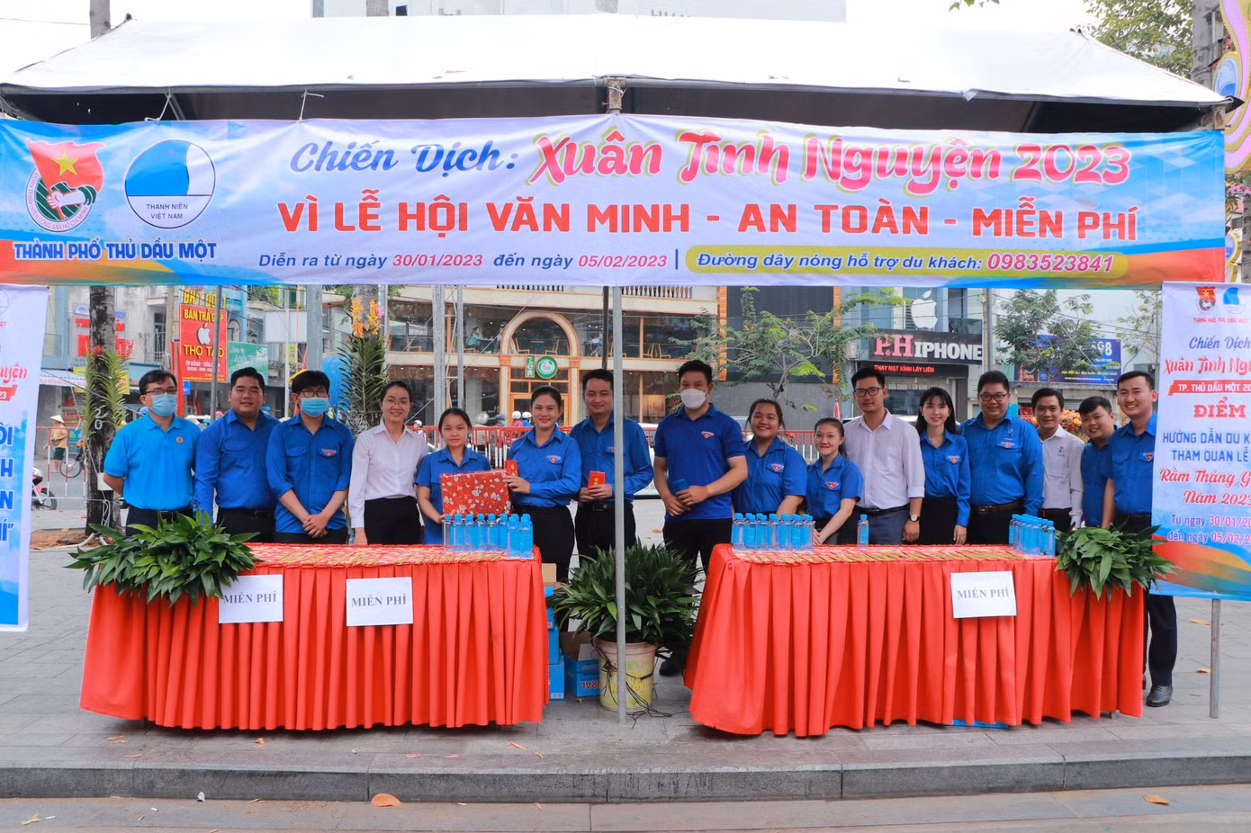 Đoàn thăm và tặng quà đội hình Thanh niên tình nguyện tỉnh Bình Dương hỗ trợ các lễ hội tỉnh Bình Dương đầu năm.