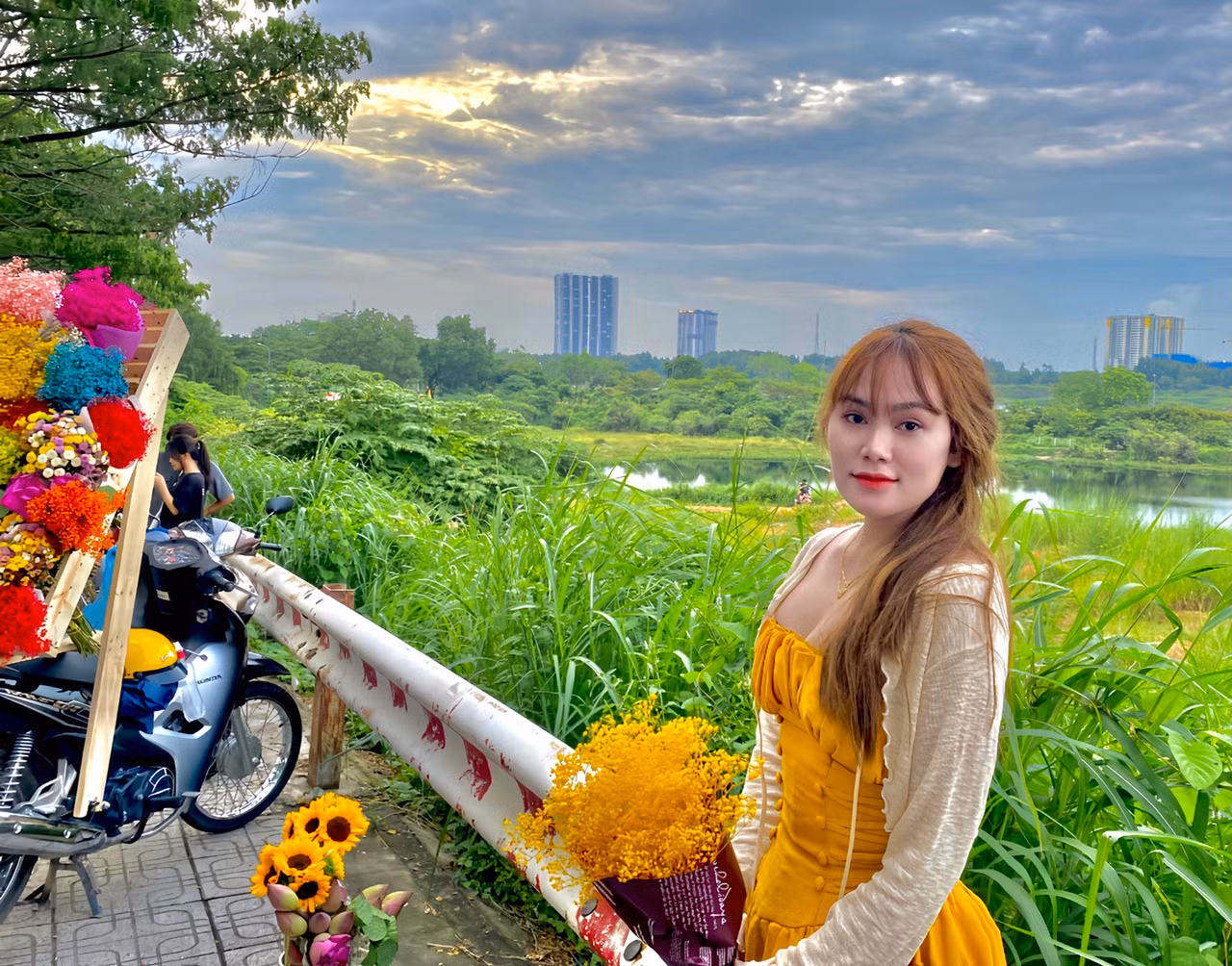 Biết về trend xe hoa mùa Thu Hà Nội qua mạng xã hội Facebook nhưng đến tận sáng nay, chị Linh Ktla (23 tuổi, sống tại TP. Thủ Đức, TP. HCM) mới tranh thủ được thời gian rảnh để ghé qua chụp hình.