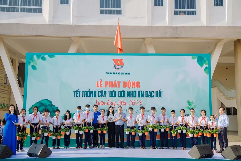 Chương trình tặng cây cho trường THCS Bùi Văn Thủ. Chương trình tặng cây cho trường THCS Bùi Văn Thủ.