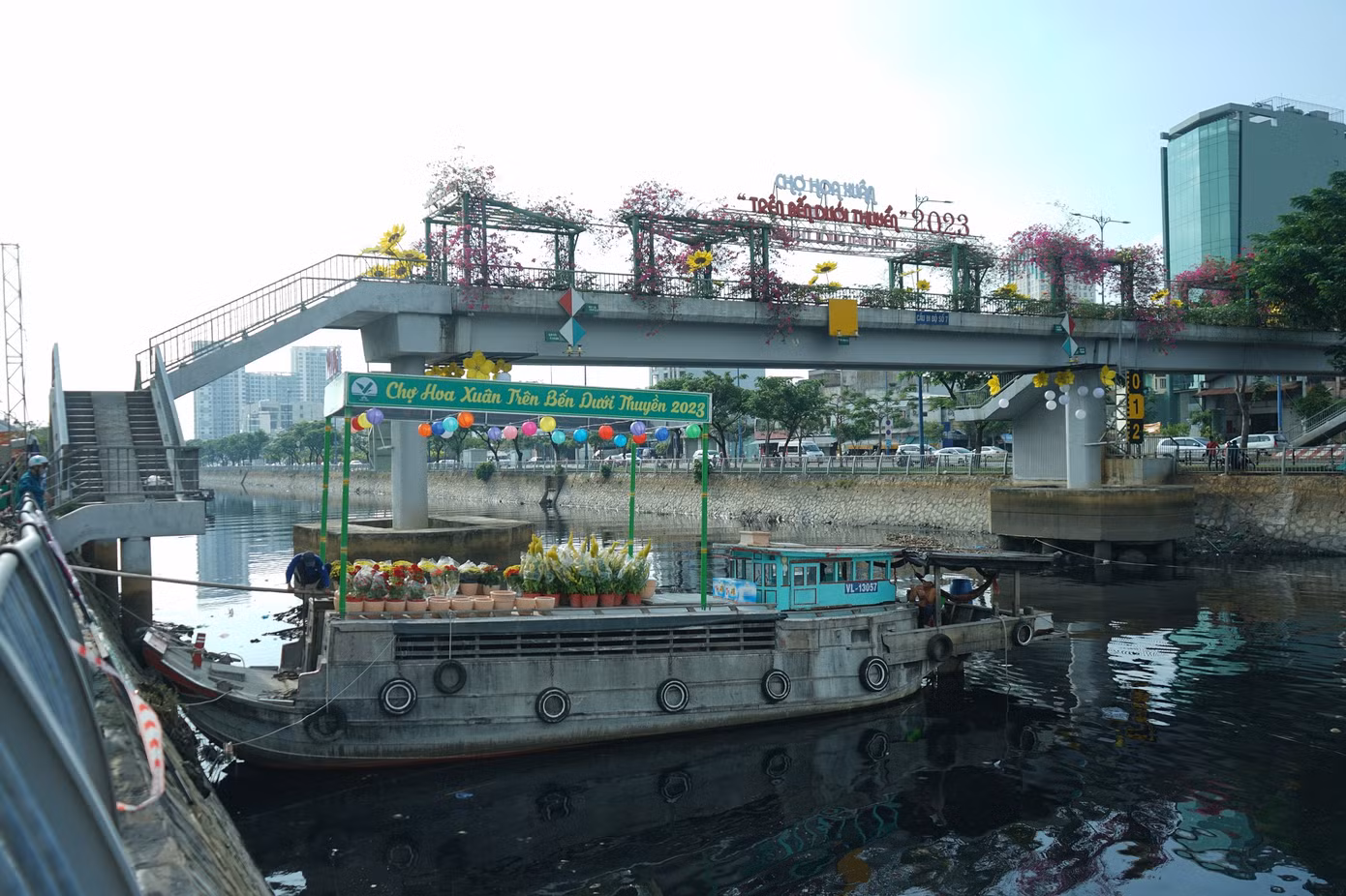 Chợ hoa Xuân 'Trên bến dưới thuyền' là nét đặc trưng của Sài Gòn mỗi dịp xuân về. (Ảnh: Phong Nguyễn)