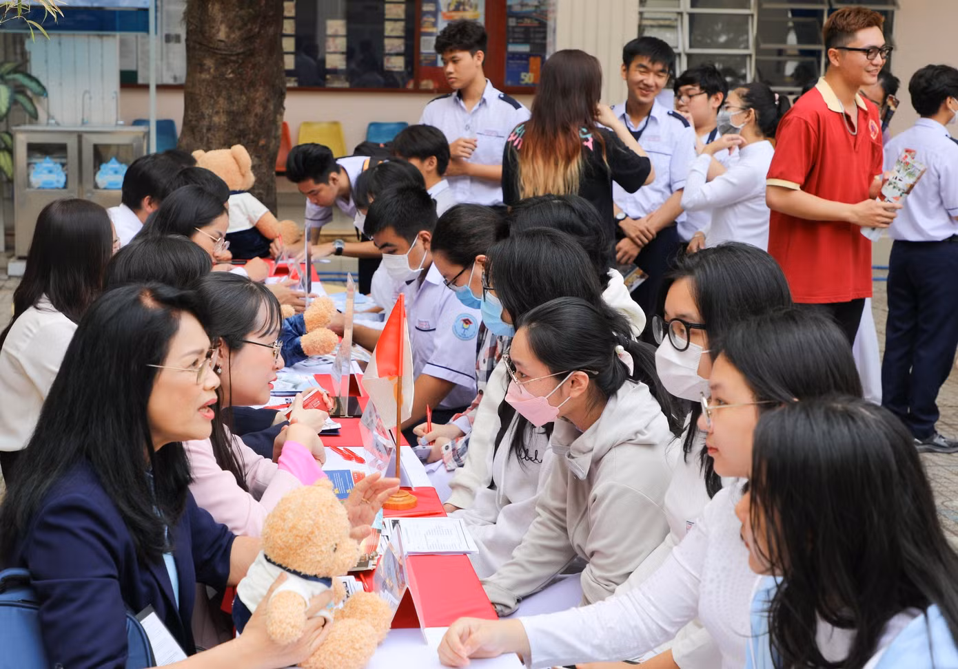 Học sinh phổ thông quan tâm đến nhiều chính sách học bổng của các trường trong mùa tuyển sinh năm 2023.