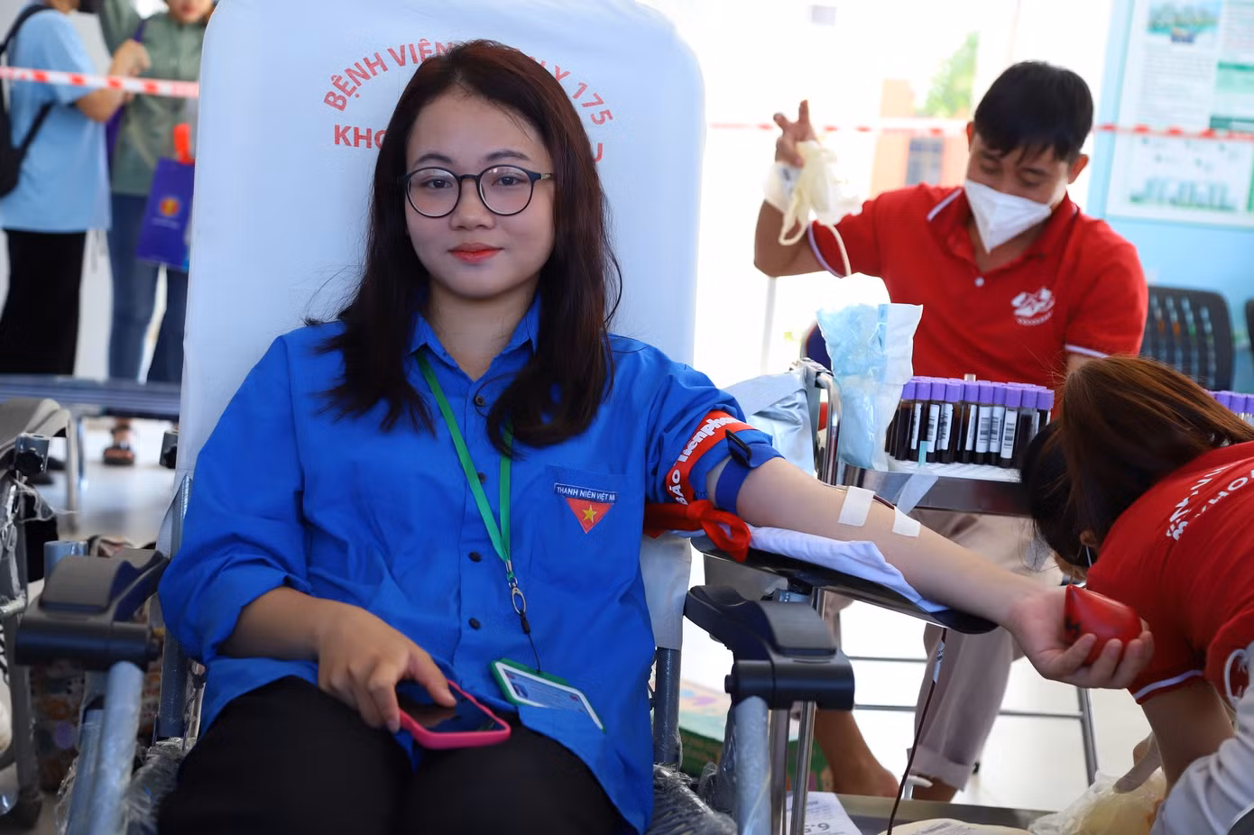 Bùi Phương Ly (năm thứ nhất, khoa Lịch sử, trường ĐH KHXH&amp;NV, ĐHQG TP. HCM) không tránh khỏi hồi hộp khi lần đầu tham gia hiến máu. Tuy nhiên, sau khi được các tình nguyện viên của chương trình động viên, trò chuyện, Phương Ly đã lấy lại tinh thần.