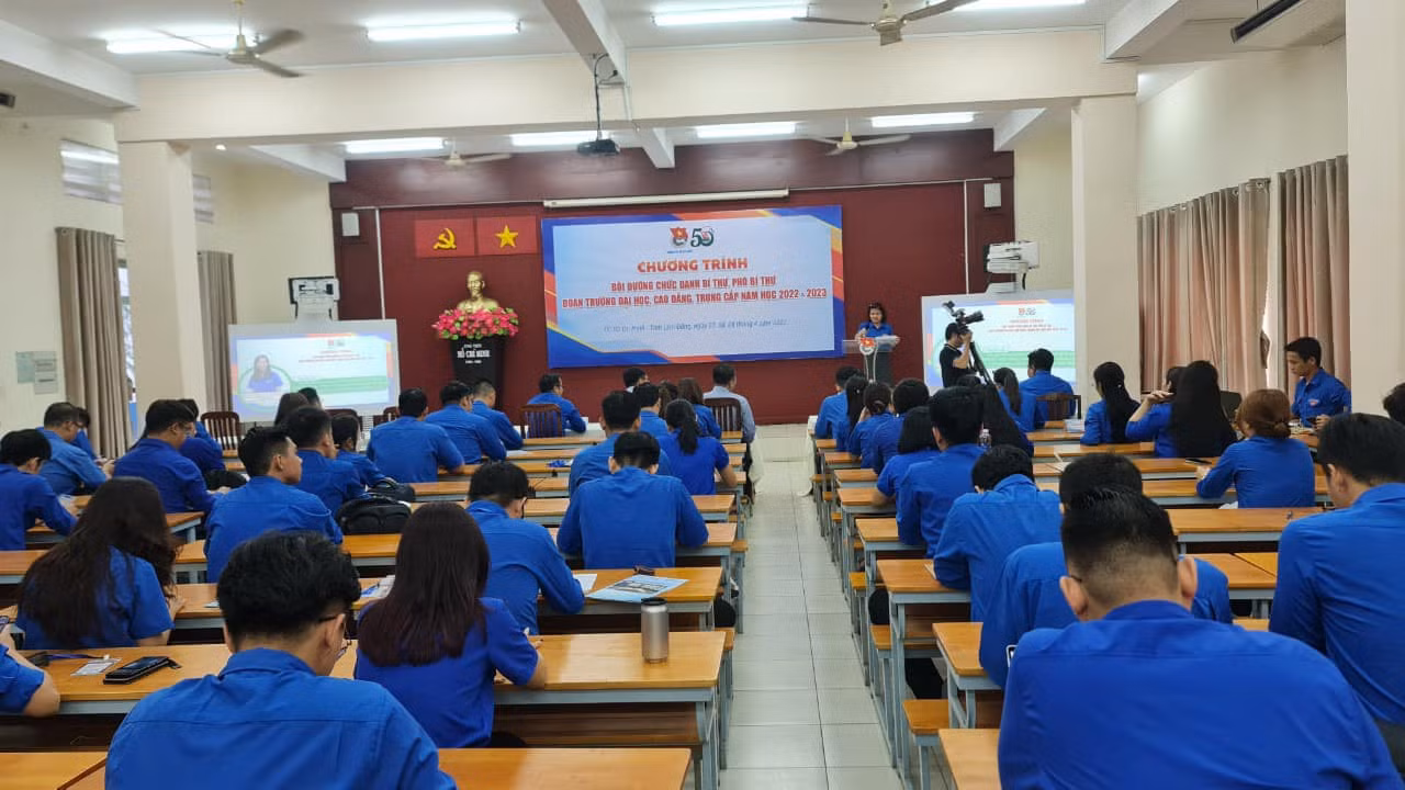 Đông đảo Bí thư, Phó Bí thư các trường đại học, cao đẳng, trung cấp trên địa bàn TP. HCM tham gia chương trình. (Ảnh: TLTĐ) Đông đảo Bí thư, Phó Bí thư các trường đại học, cao đẳng, trung cấp trên địa bàn TP. HCM tham gia chương trình. (Ảnh: TLTĐ)