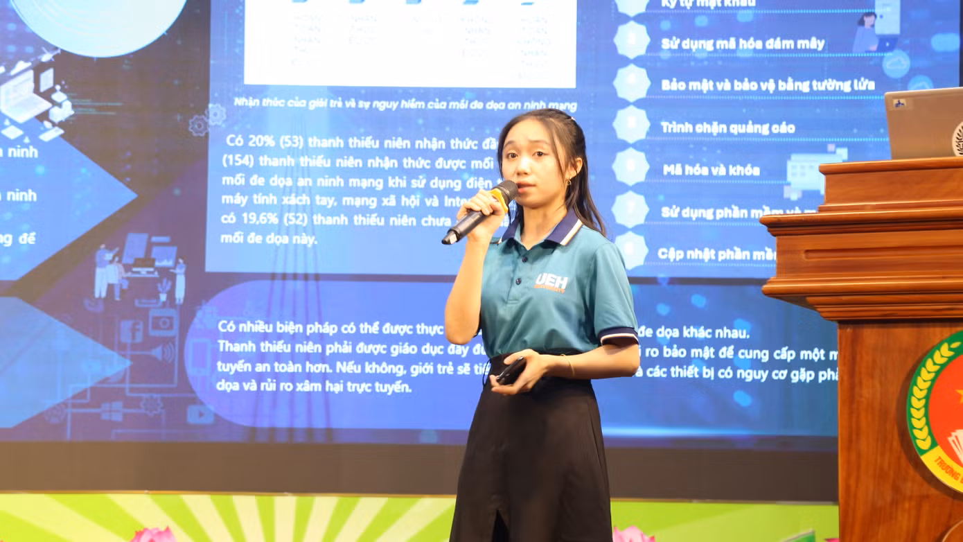 Nguyễn Thị Mỹ Hạnh (trường ĐH Kinh tế TP. HCM) thuyết trình tham luận trước Hội đồng.