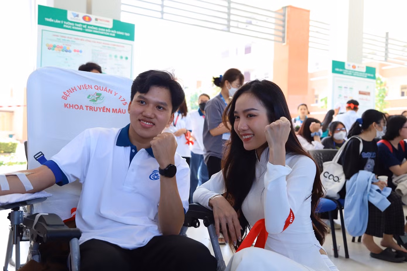 Top 5 Hoa hậu Việt Nam 2018 Nguyễn Thị Hồng Tuyết thăm hỏi, động viên các bạn sinh viên tham gia hiến máu.