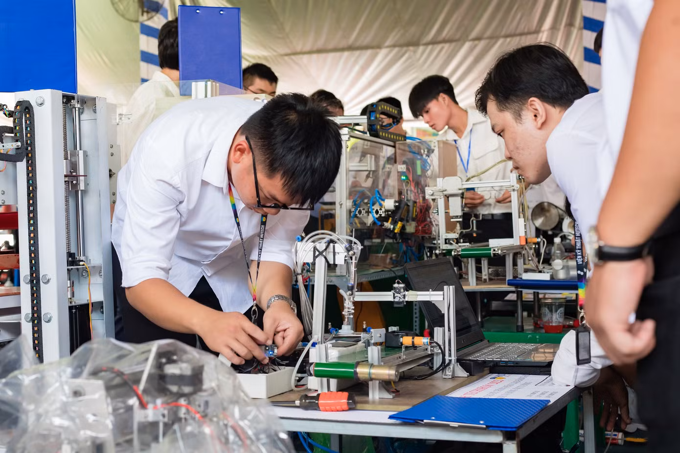 Sinh viên triển lãm các đồ án tốt nghiệp tại Ngày hội.