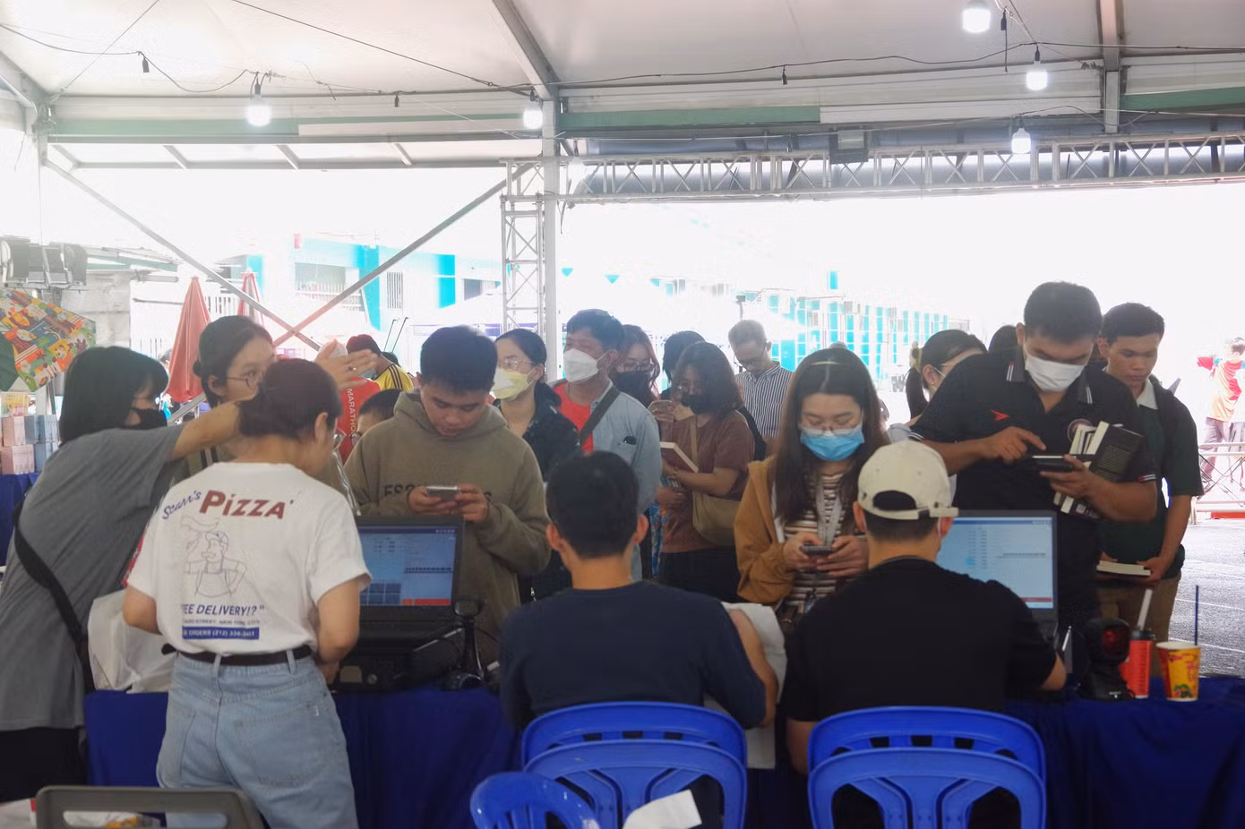 Vì là dịp cuối tuần nên lượng khách đến hội sách rất đông, nhân viên thu ngân đã phải chia thành 3 hàng thanh toán.