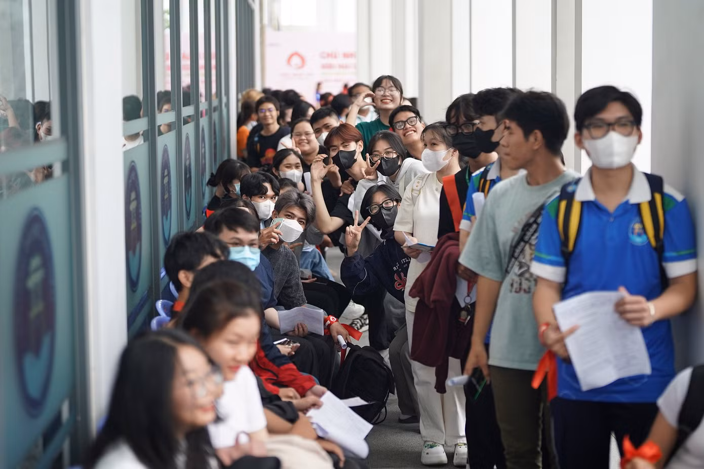 Rất đông các bạn trẻ xếp hàng đợi đến lượt mình hiến máu tại Ngày hội. (Ảnh: Duy Anh)