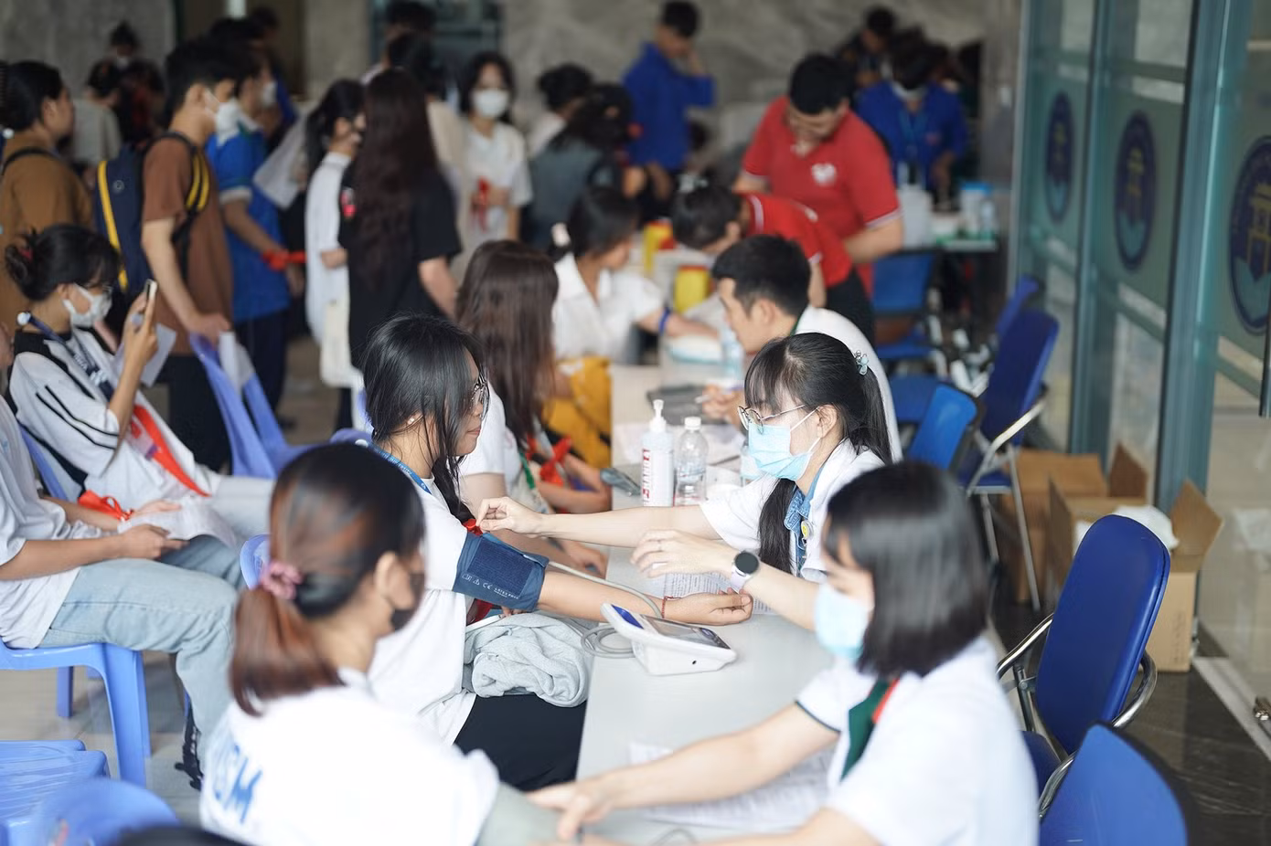 Các bạn sinh viên được khám sàng lọc trước khi vào hiến máu. (Ảnh: Duy Anh)