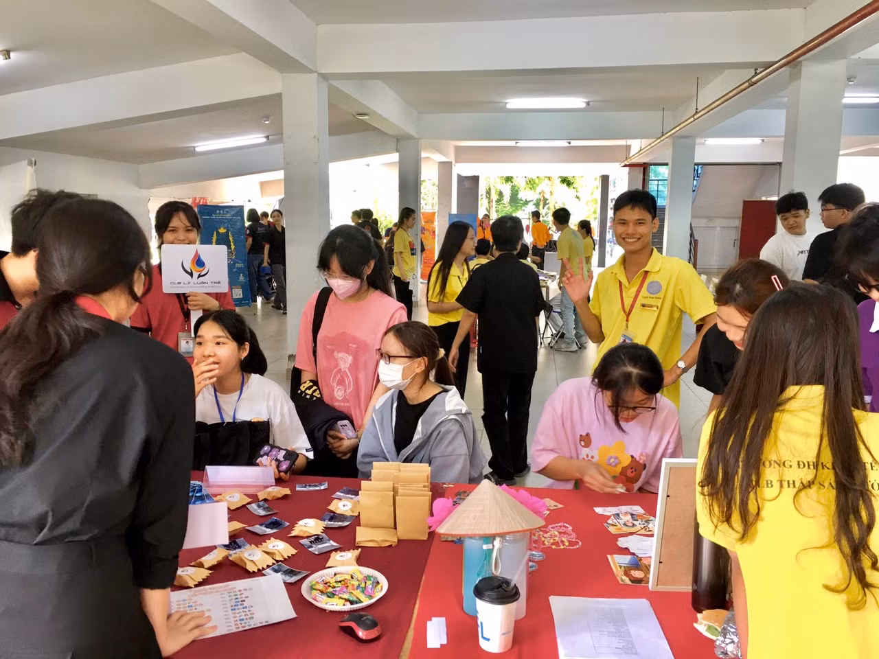 Đông đảo các bạn tân sinh viên nhập học ngày 6/9 tại trường ĐH Kinh tế - Luật (ĐHQG TP. HCM). Đông đảo các bạn tân sinh viên nhập học ngày 6/9 tại trường ĐH Kinh tế - Luật (ĐHQG TP. HCM).