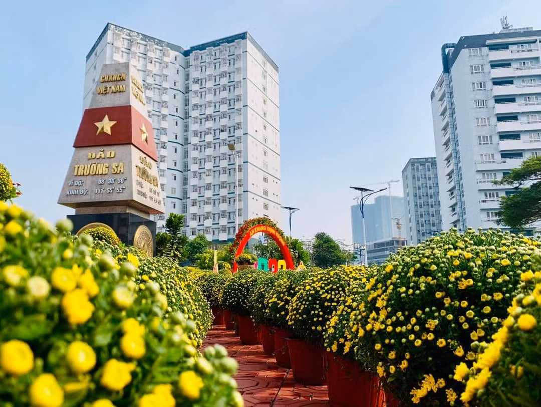 Cột mốc chủ quyền quần đảo Trường Sa tại Ký túc xá khu B, ĐHQG TP. HCM. (Ảnh: ĐHQG TP. HCM)