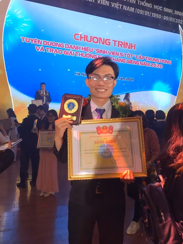 Lý Tuấn Anh tại chương trình Tuyên dương Danh hiệu 'Sinh viên 5 tốt' cấp Trung ương và Trao Giải thưởng 'Sao Tháng Giêng', năm 2020. Lý Tuấn Anh tại chương trình Tuyên dương Danh hiệu 'Sinh viên 5 tốt' cấp Trung ương và Trao Giải thưởng 'Sao Tháng Giêng', năm 2020.