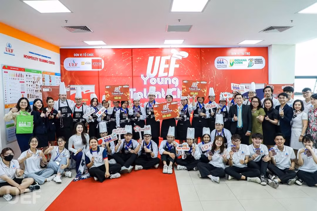 Các thí sinh chụp ảnh lưu niệm tại cuộc thi.