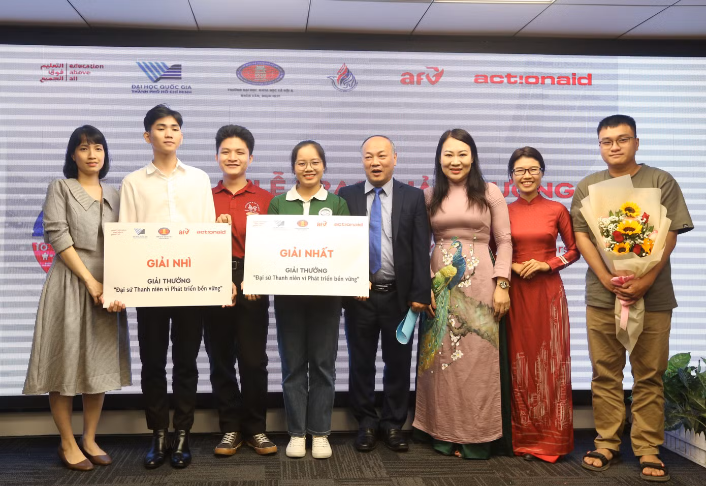 Nhóm giành giải Nhất Giải thưởng “Đại sứ Thanh niên vì phát triển bền vững” lần thứ nhất, năm 2023. Nhóm giành giải Nhất Giải thưởng “Đại sứ Thanh niên vì phát triển bền vững” lần thứ nhất, năm 2023.