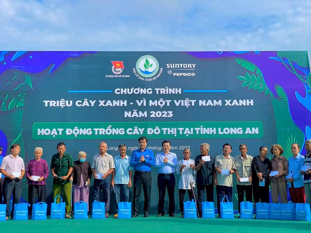 Chương trình còn tặng 30 phần quà cho các hộ gia đình chính sách trên địa bàn huyện Đức Hòa, Long An.