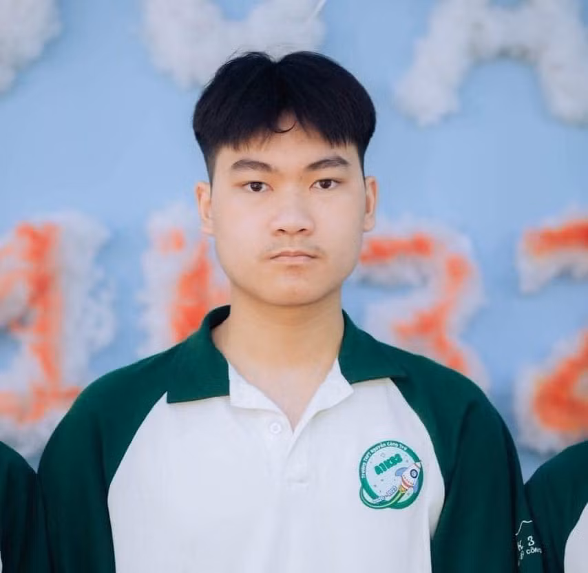 Thủ khoa khối A01 tỉnh Hà Tĩnh Phan Tuấn Hiệp là học sinh trường THPT Nguyễn Công Trứ (Nghi Xuân, Hà Tĩnh). Ảnh: Nghi Xuân Thủ khoa khối A01 tỉnh Hà Tĩnh Phan Tuấn Hiệp là học sinh trường THPT Nguyễn Công Trứ (Nghi Xuân, Hà Tĩnh). Ảnh: Nghi Xuân