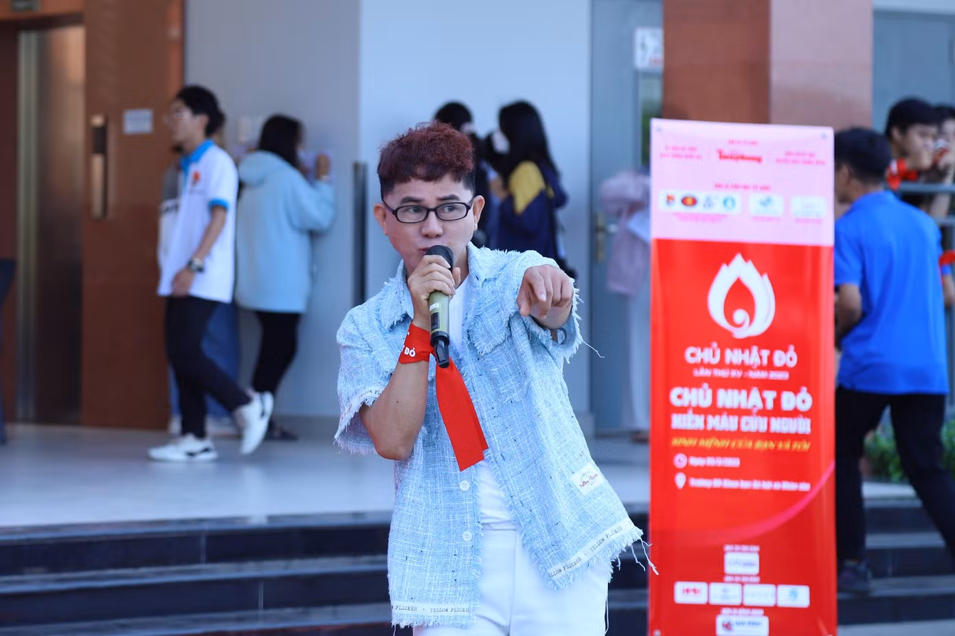 Nam ca sĩ Cáp Anh Tài đã trở thành gương mặt quen thuộc trong các chương trình xã hội do báo Tiền Phong tổ chức.
