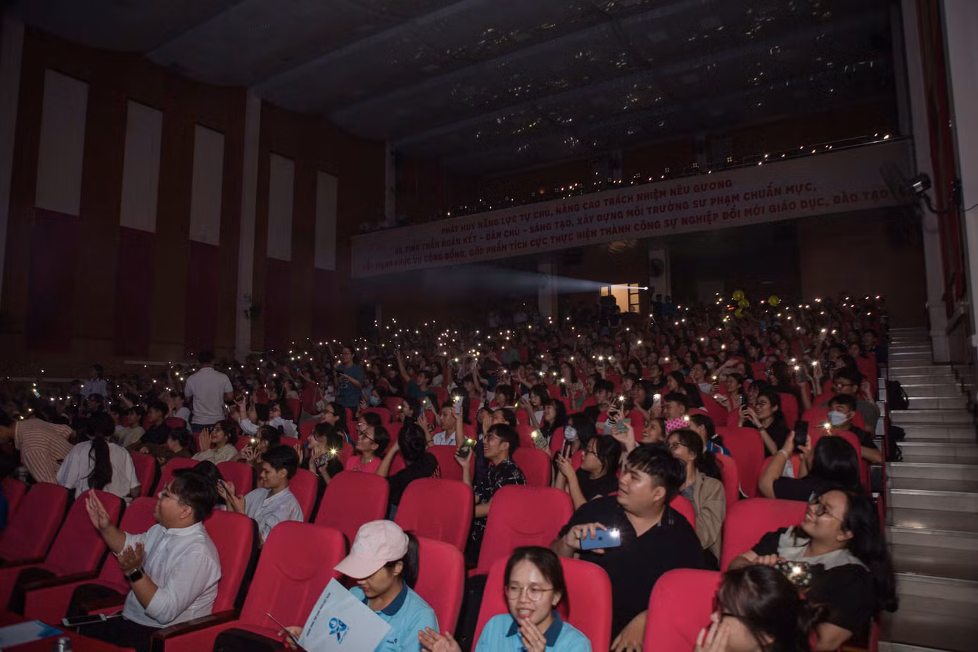 Không khí sôi động tại hội trường chương trình “Hành trình bài ca sinh viên” năm 2023.