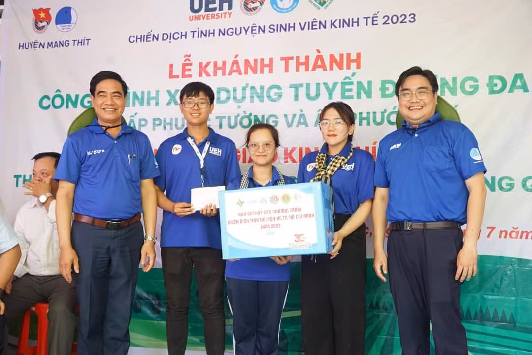 Đoàn đến thăm và tặng quà các chiến sĩ 'Mùa Hè Xanh' trường ĐH Kinh tế TP. HCM đang thực hiện các hoạt động tình nguyện tại Vĩnh Long.