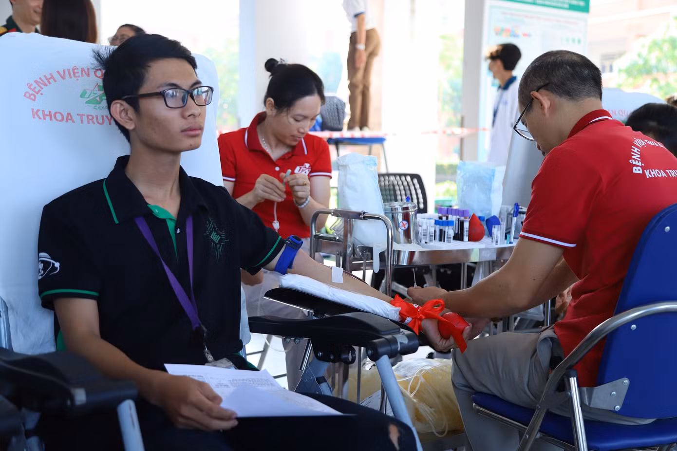 Sinh viên tham gia hiến máu tại chương trình.