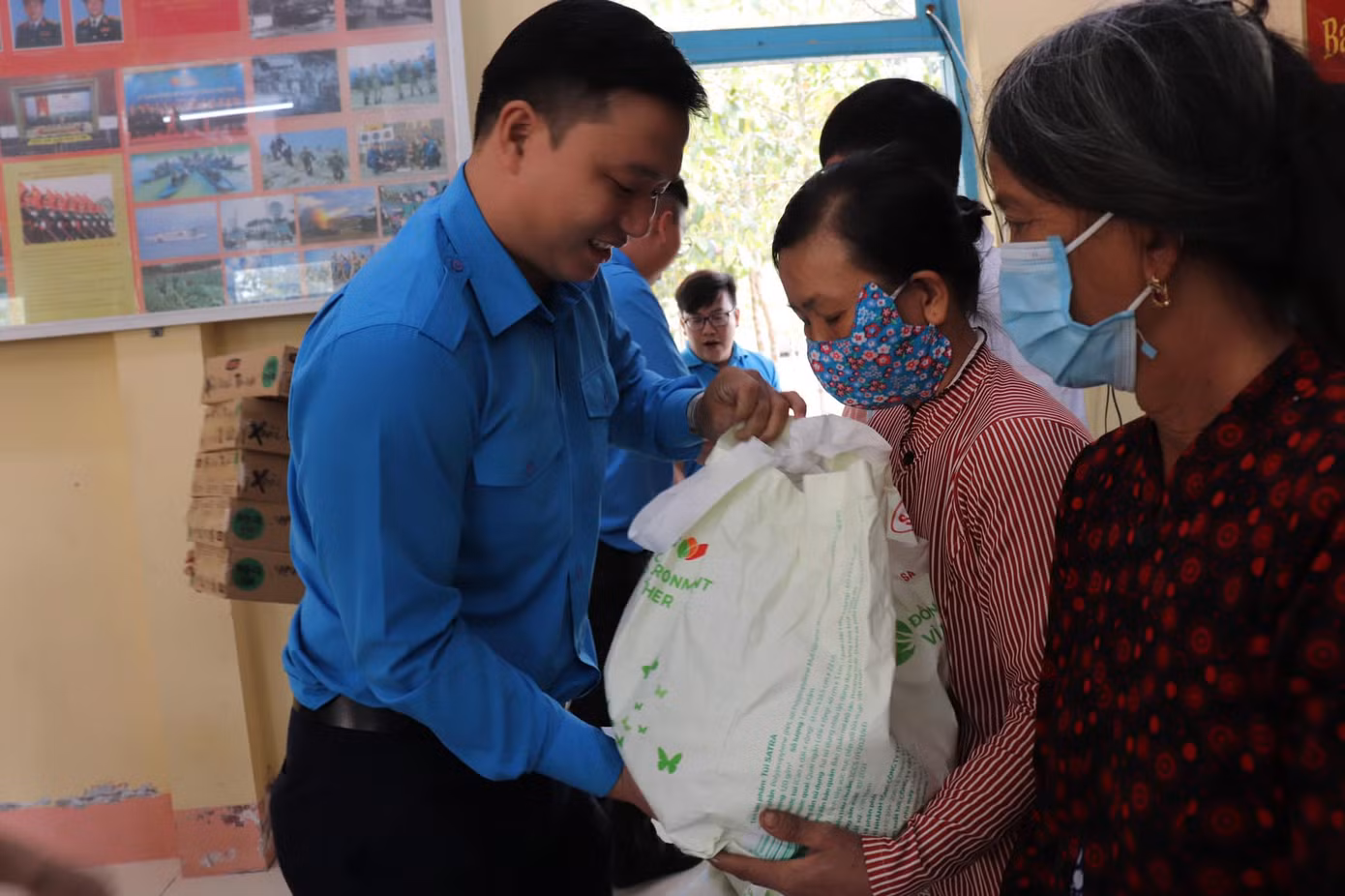 Nhiều phần quà đã được trao đến bà con khó khăn vùng biên giới.