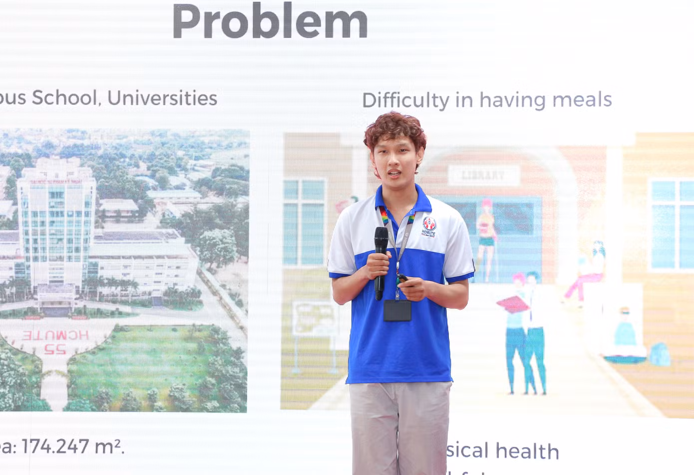 Thí sinh trình bày ý tưởng trước Ban Giám khảo.