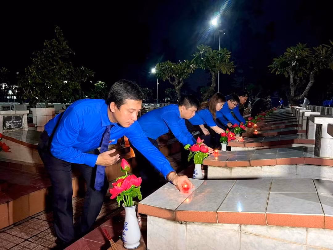 Anh Trần Hải Phú - Bí thư Tỉnh Đoàn Long An thắp nến các phần mộ liệt sĩ.
