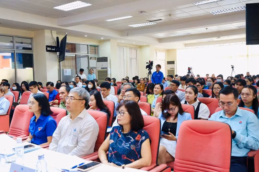 Rất đông sinh viên, giảng viên tham dự Hội thảo. Rất đông sinh viên, giảng viên tham dự Hội thảo.