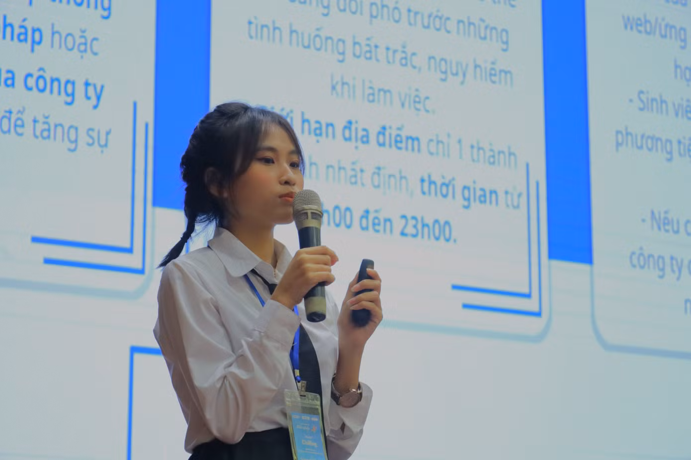 Đại diện nhóm đang trình bày về dự án "StuIS".
