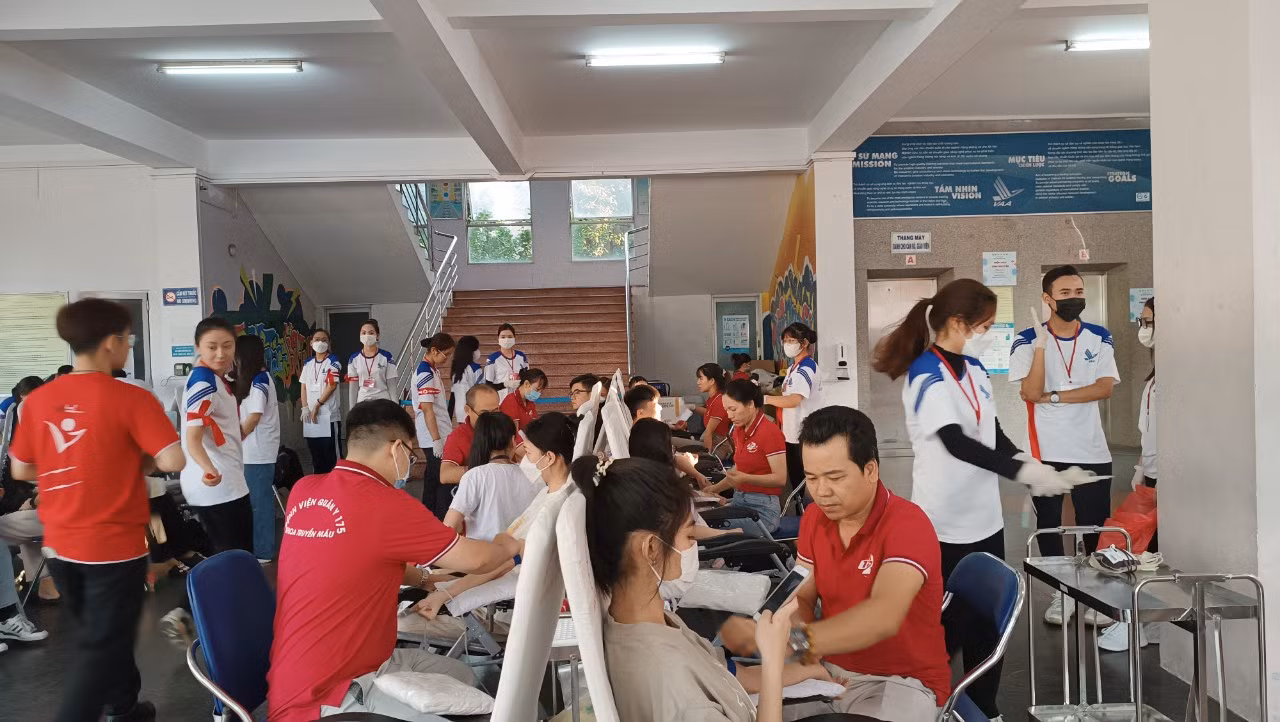 Rất đông các bạn sinh viên tham gia hiến máu tại Ngày hội.