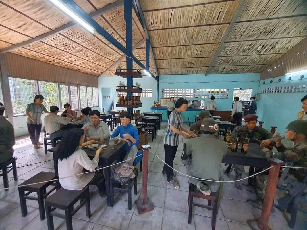 Phòng trưng bày hiện vật của di tích Quán Nhan Hương.