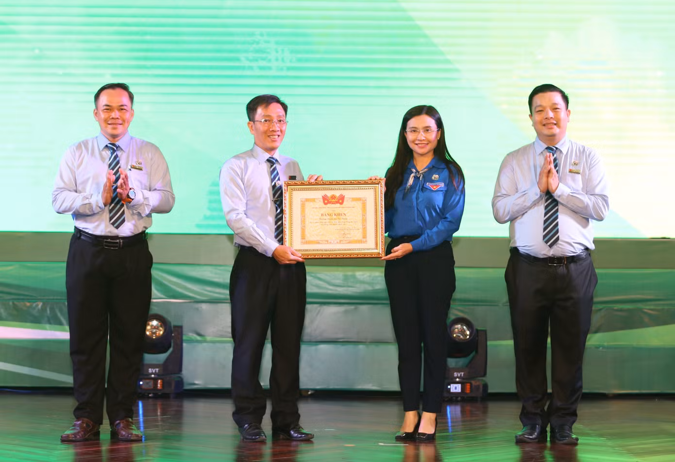 Bí thư T.Ư Đoàn, Chủ tịch Hội đồng Đội T.Ư Nguyễn Phạm Duy Trang trao Bằng khen của T. Ư Đoàn cho Ban Giám hiệu Trường Đoàn Lý Tự Trọng. (Ảnh: Ngô Tùng) Bí thư T.Ư Đoàn, Chủ tịch Hội đồng Đội T.Ư Nguyễn Phạm Duy Trang trao Bằng khen của T. Ư Đoàn cho Ban Giám hiệu Trường Đoàn Lý Tự Trọng. (Ảnh: Ngô Tùng)