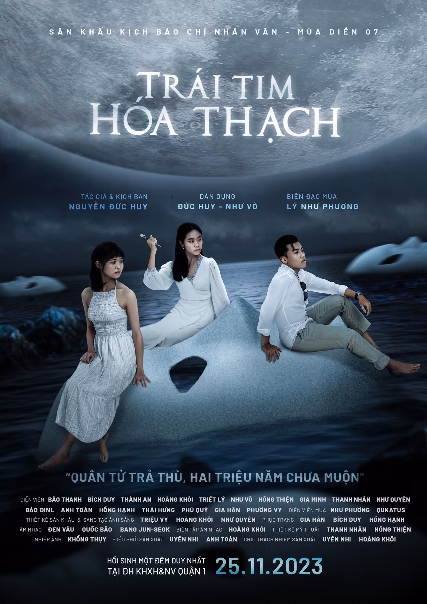 Poster vở diễn 'Trái tim hóa thạch' đang thu hút sự quan tâm của nhiều bạn sinh viên.