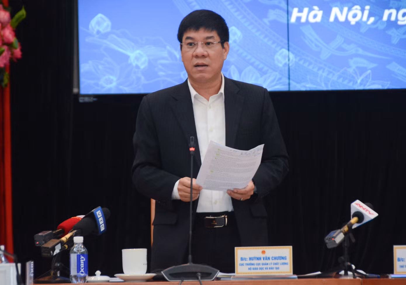 Ông Huỳnh Văn Chương, Cục trưởng Cục quản lý Chất lượng (Bộ GD - ĐT) thông tin tại buổi họp báo chiều 29/11. Ông Huỳnh Văn Chương, Cục trưởng Cục quản lý Chất lượng (Bộ GD - ĐT) thông tin tại buổi họp báo chiều 29/11.