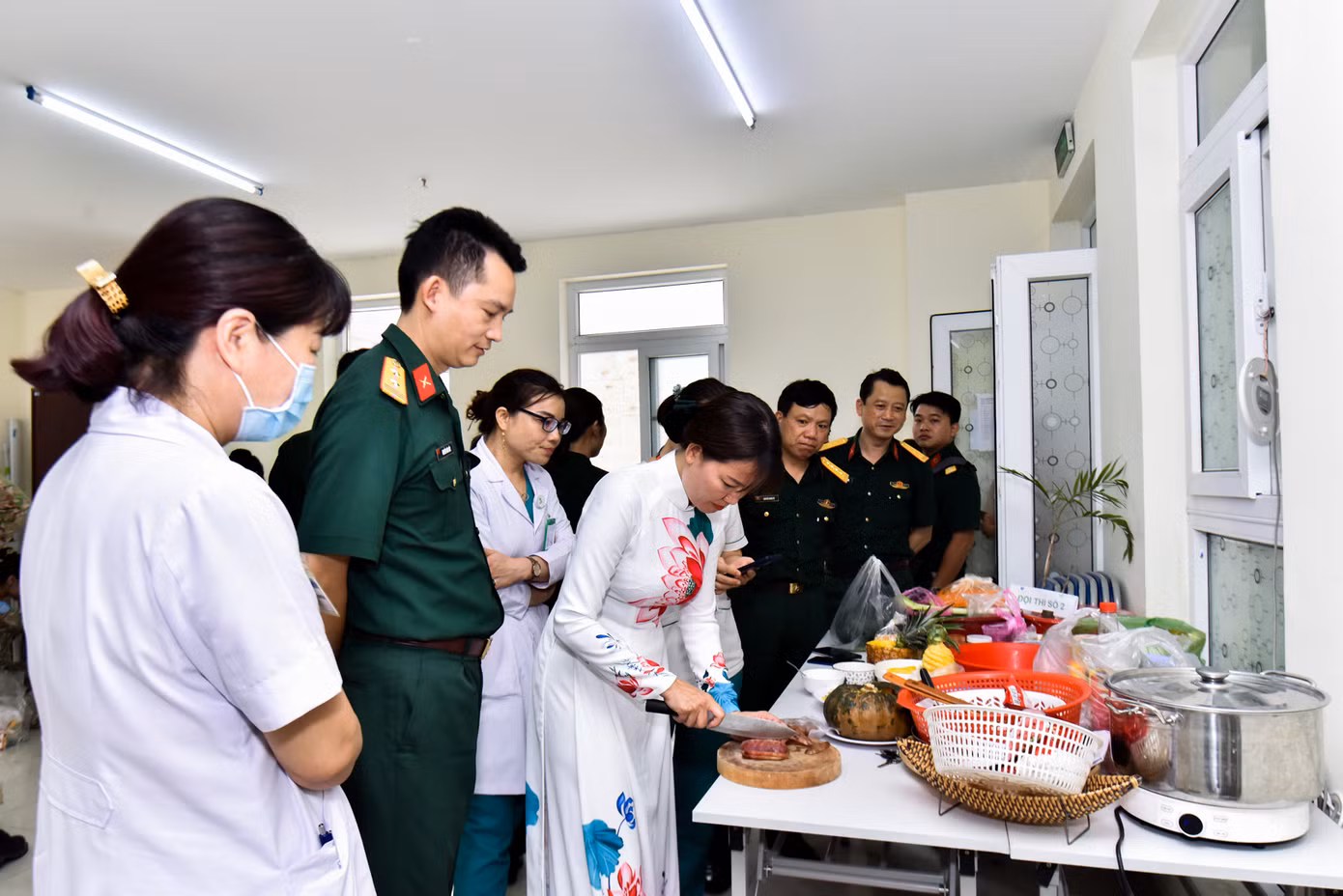 Đoàn Thanh niên và Hội phụ nữ Bệnh viện dã chiến cấp 2 số 5 tổ chức cuộc thi cắm hoa, nấu ăn với những phần tranh tài sôi nổi. Đoàn Thanh niên và Hội phụ nữ Bệnh viện dã chiến cấp 2 số 5 tổ chức cuộc thi cắm hoa, nấu ăn với những phần tranh tài sôi nổi.