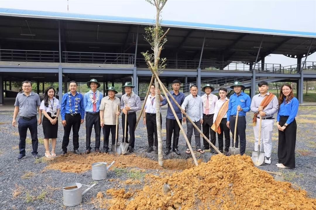 Các đại biểu cùng tham dự hoạt động trồng cây tại trường. (Ảnh: UEL)