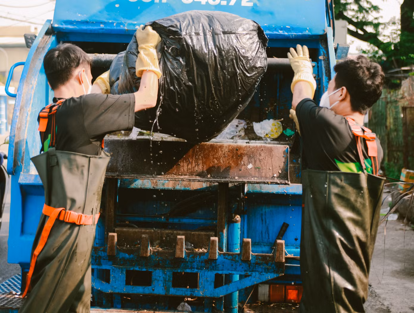 Rác được nhóm gom lên xe chuyên dụng, đưa về nơi xử lý.