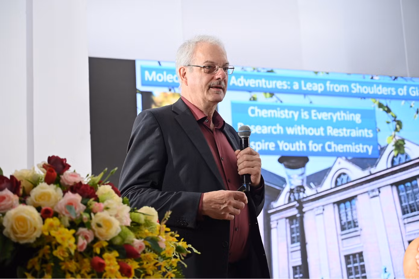 GS Morten P. Meldal trong buổi trò chuyện với sinh viên trường ĐH KHTN (ĐHQG TP. HCM). (Ảnh: ĐH KHTN)